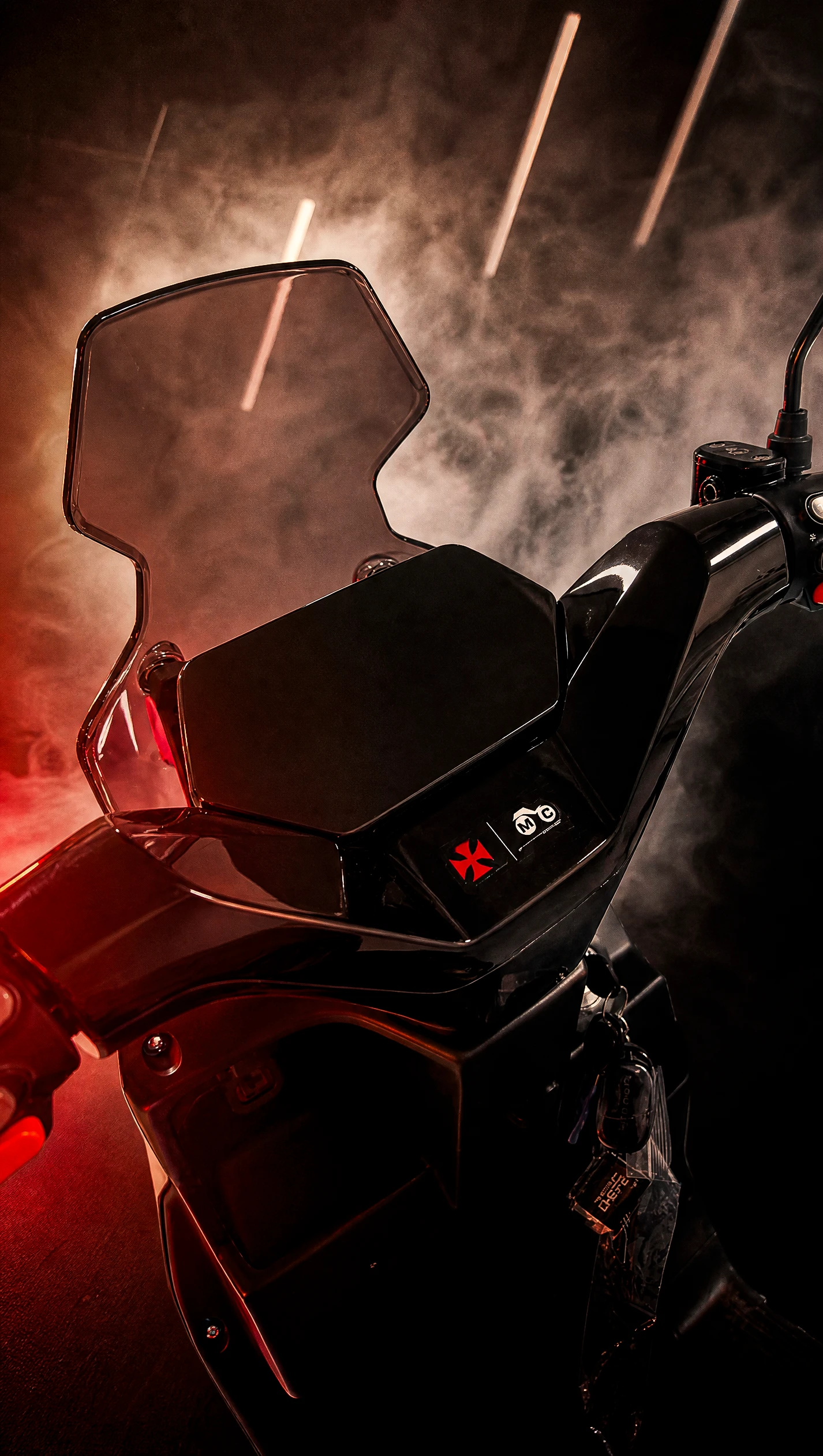 Cockpit da GIGA com a Cruz de Malta e a assinatura MotoChefe no painel