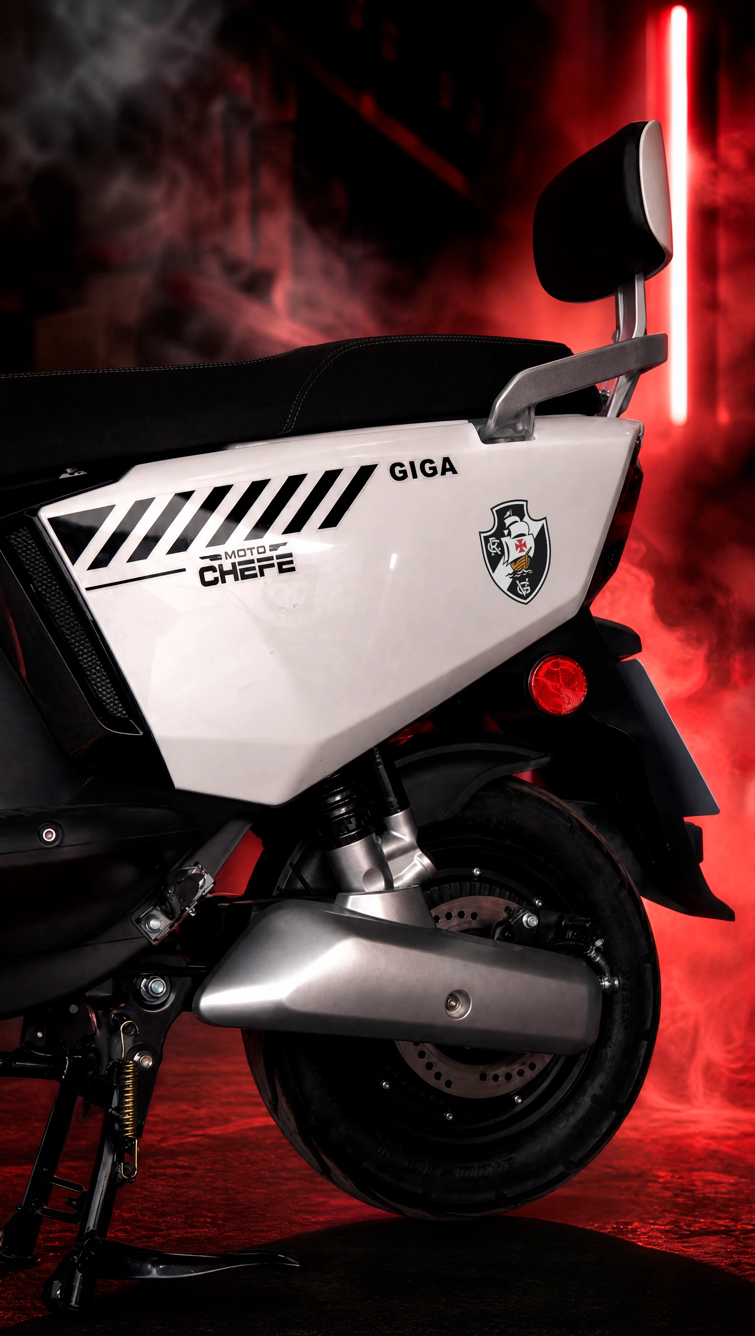 Flanco traseiro da GIGA com o escudo colorido do CRVG ao lado do letreiro GIGA e da marca MotoChefe