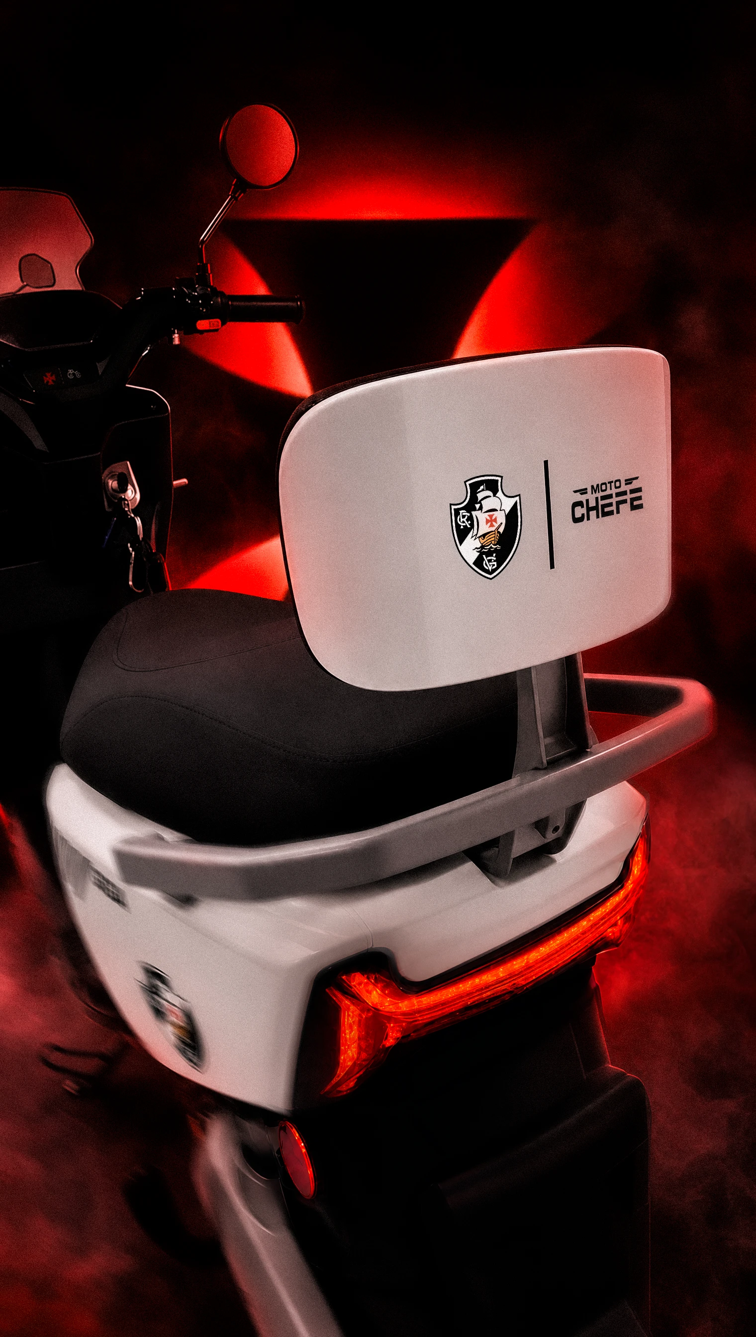 Encosto branco da garupa assinado com o escudo CRVG e a marca MotoChefe, sobre a lanterna em LED